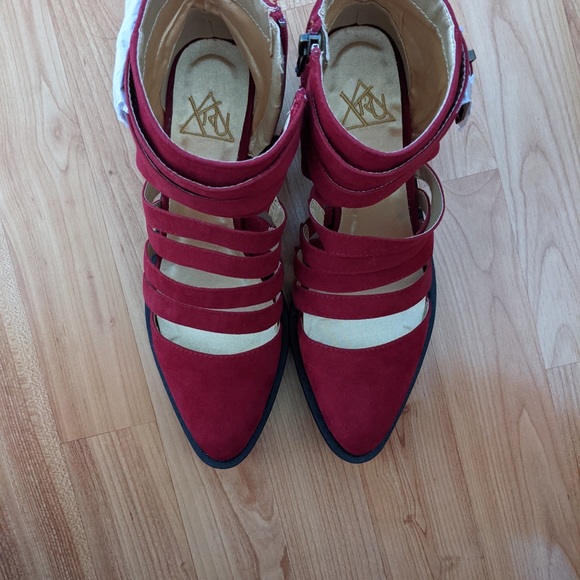 Red shoes YRU size 7 - Picture 2 of 3